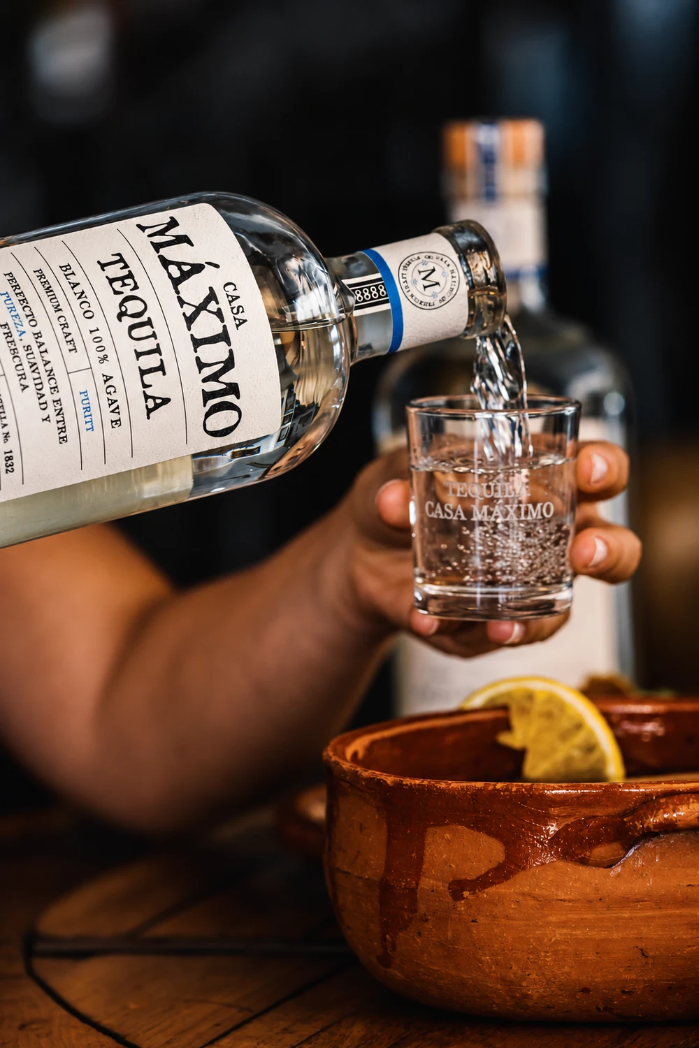 Servicio de tequila Casa Máximo Blanco en una copa